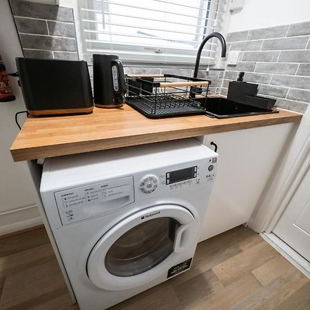 Seaside Retreat: Luxury 1-Bed, Free Parking Apartamento Portsmouth Exterior foto