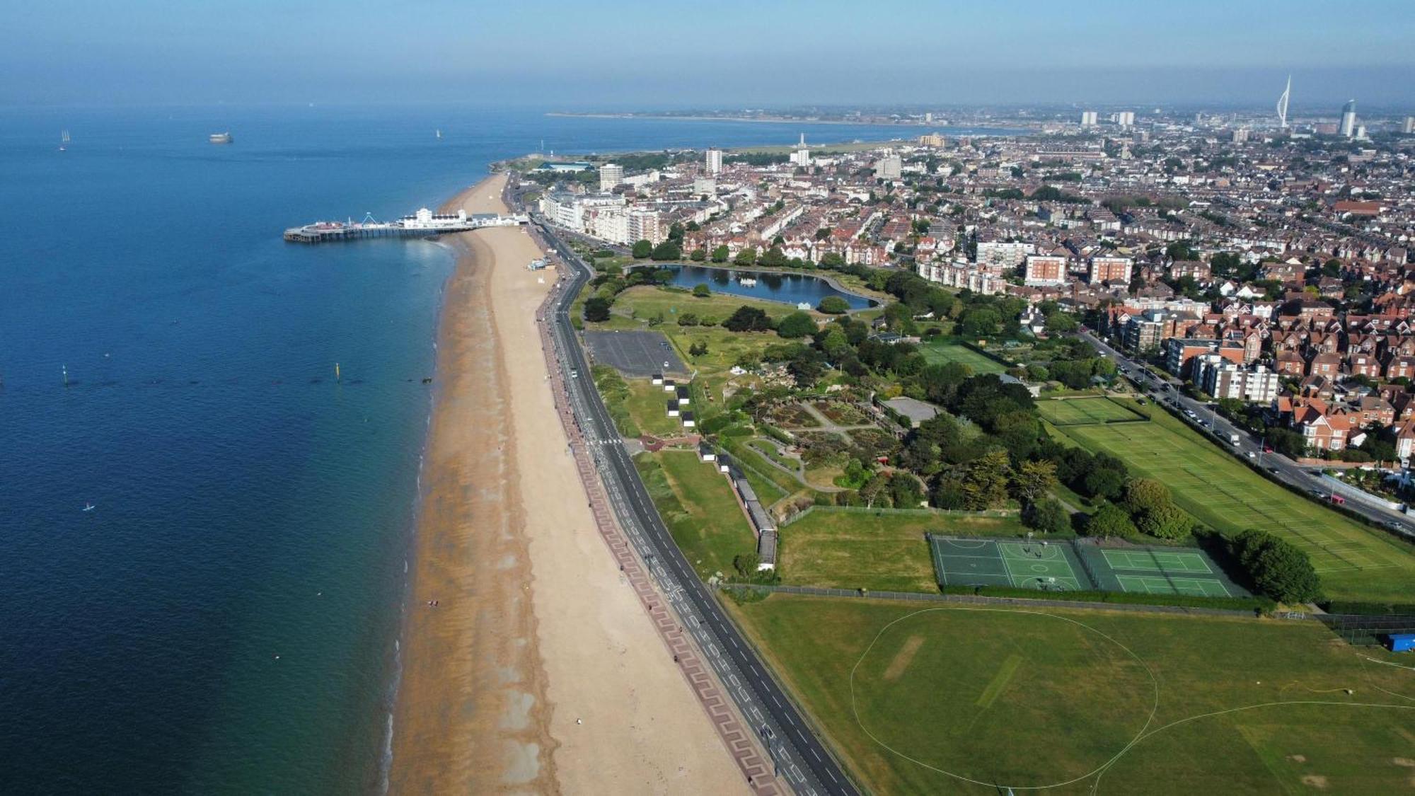 Seaside Retreat: Luxury 1-Bed, Free Parking Apartamento Portsmouth Exterior foto