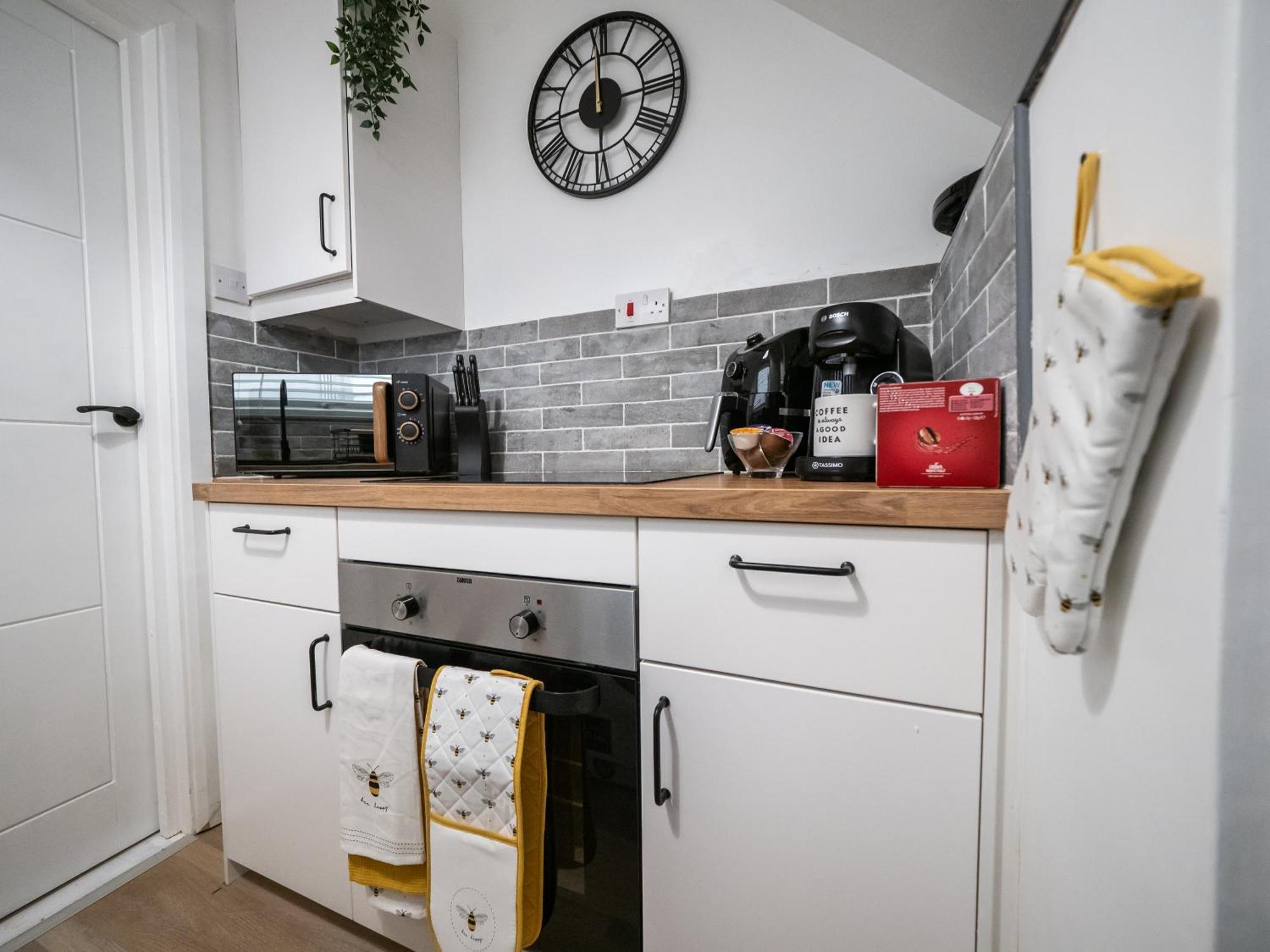 Seaside Retreat: Luxury 1-Bed, Free Parking Apartamento Portsmouth Exterior foto